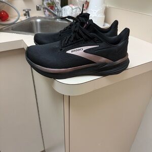 Brooks Women’s Black and Rosegold  Athletic Shoes size 8.5 fits like an 8